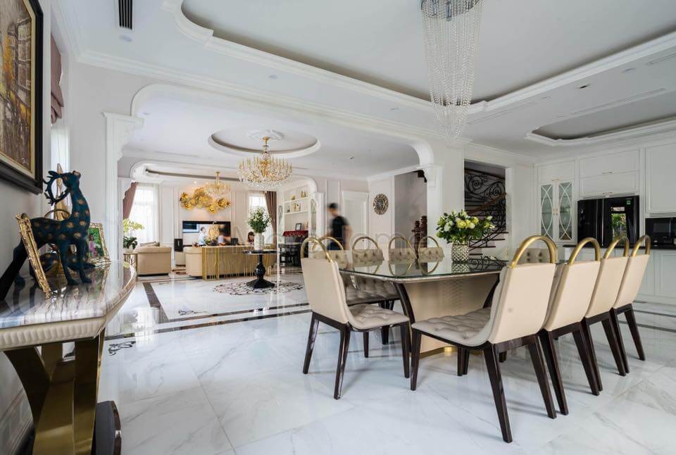 Bàn ghế ăn tân cổ điển được đặt ngay trung tâm phòng ăn biệt thự Thiết kế nội thất phòng ăn biệt thự