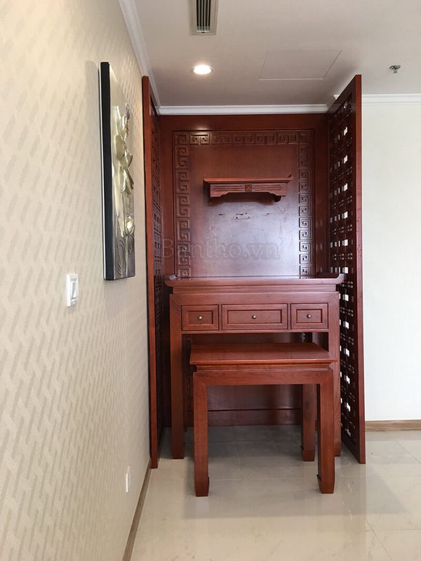 Mẫu bàn thờ 2 tầng cho nhà chung cư thêm phần sang trọng và giúp tiết kiệm diện tích không gian căn phòng.