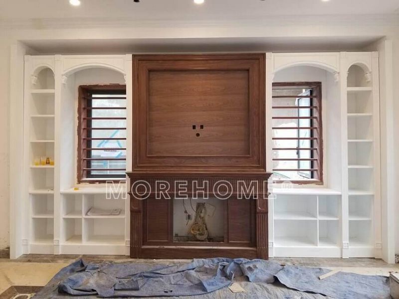 Để giữ cho phòng không bị lạnh lẽo, đội ngũ thi công nội thất MoreHome đã triển khai mẫu lò sưởi giả bằng gỗ tự nhiên nhập khẩu óc chó, tạo nên một phong cách thời thượng và trang trọng theo thời gian.